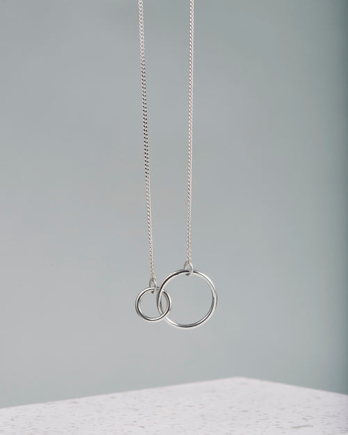 Handmade with love | VERLAN Jewellery | Fairfashion | Handgemachte Armreifen im Boho Look aus Bali | Fair und nachhaltig handgefertigter Schmuck | Bali Tales | Sterlingsilber | Travel Feelings | Silberschmuck | KARMA Necklace | Doppelkreis Kette