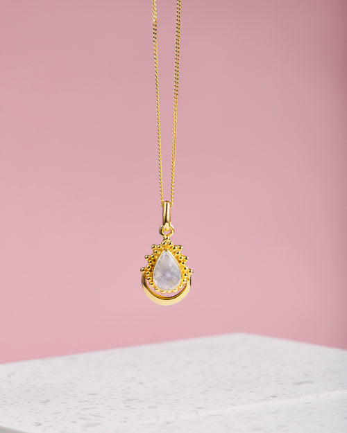 Handmade with love | VERLAN Jewellery | Fairfashion | Handgemachte Kette im Boho Look aus Bali | Fair und nachhaltig handgefertigter Schmuck | Necklace mit Mondstein | Moon Jawan Kette