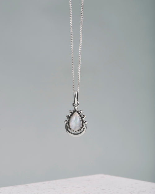 Handmade with love | VERLAN Jewellery | Fairfashion | Handgemachte Kette im Boho Look aus Bali | Fair und nachhaltig handgefertigter Schmuck | Necklace mit Mondstein | Moon Jawan Kette