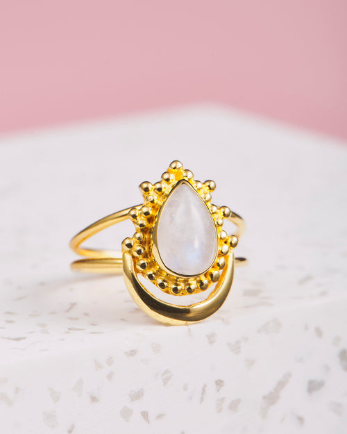 Handmade with love | VERLAN Jewellery | Fairfashion | Handgemachte Ringe im Boho Look aus Bali | Fair und nachhaltig handgefertigter Schmuck | Goldring mit Mondstein | Travel Feelings | Silberschmuck | MOON JAWAN Ring