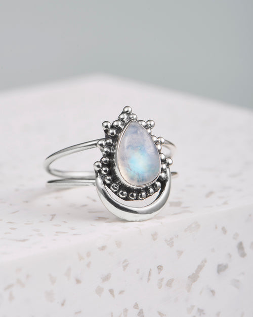 Handmade with love | VERLAN Jewellery | Fairfashion | Handgemachte Ringe im Boho Look aus Bali | Fair und nachhaltig handgefertigter Schmuck | Silberring mit Mondstein | Travel Feelings | Silberschmuck | MOON JAWAN Ring