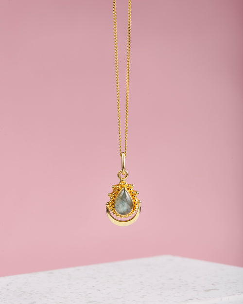 Handmade with love | VERLAN Jewellery | Fairfashion | Handgemachte Kette im Boho Look aus Bali | Fair und nachhaltig handgefertigter Schmuck | Necklace mit Labradorit | SANUR JAWAN Kette