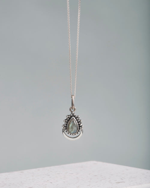 Handmade with love | VERLAN Jewellery | Fairfashion | Handgemachte Kette im Boho Look aus Bali | Fair und nachhaltig handgefertigter Schmuck | Necklace mit Labradorit | SANUR JAWAN Kette