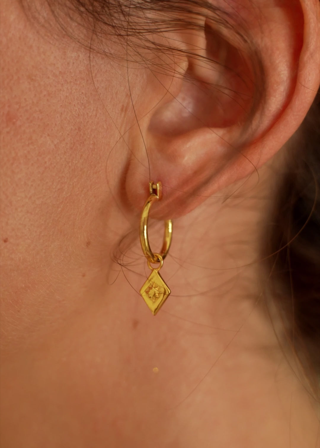 goldene Kreolen mit Mond Anhänger | Schmuck aus Bali | VERLAN Jewellery | das perfekte Geschenk für Freundin finden | nickelfreier Schmuck
