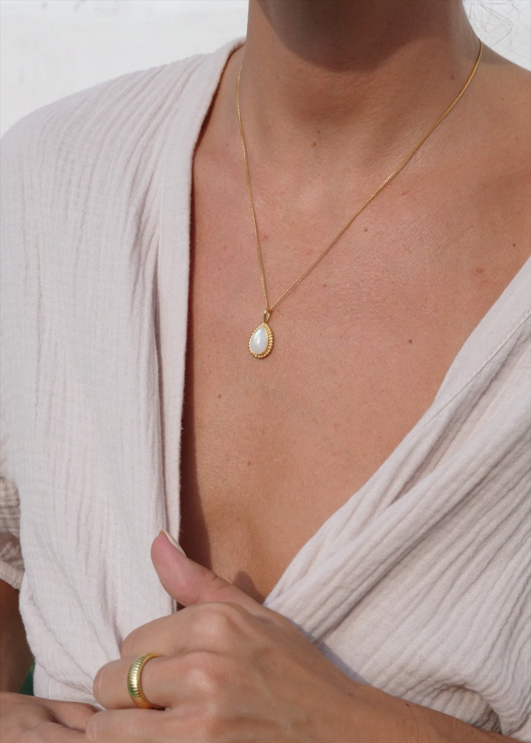 Mondstein Kette | Goldene Kette | Schmuck aus Bali | VERLAN Jewellery | das perfekte Geschenk für Freundin finden