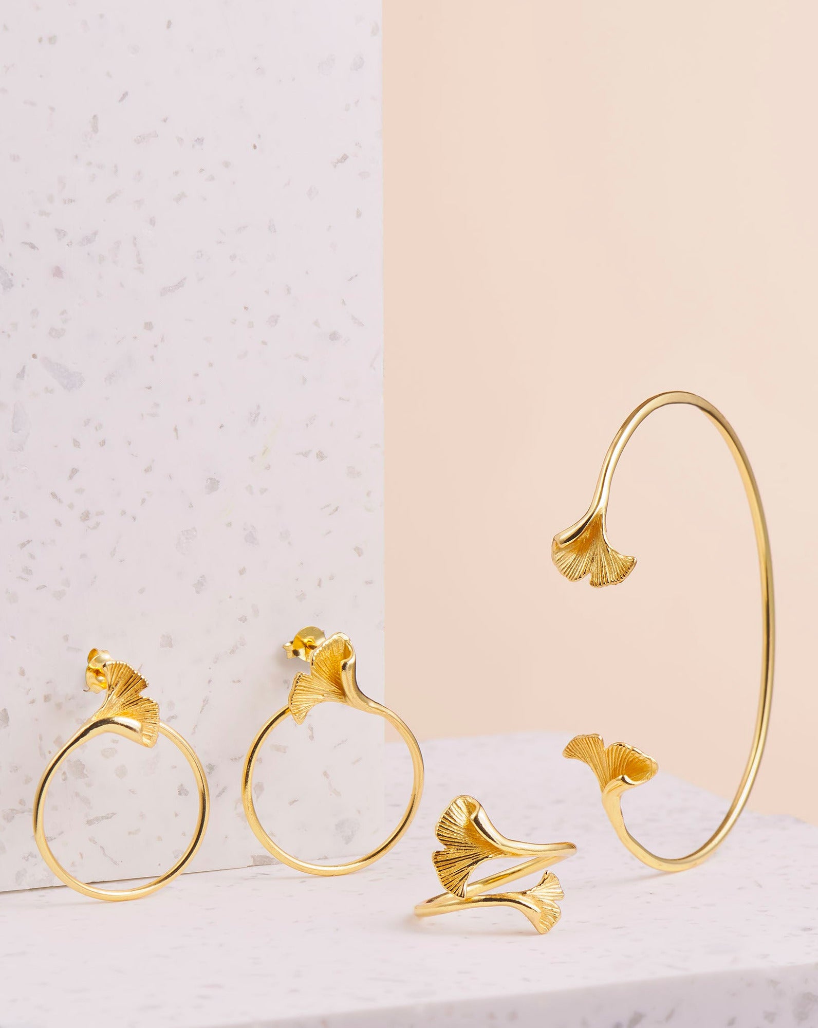 GINKGO Schmuck Set in gold | Schmuck online-shops | Verstellbarer Ring | fair und umweltschoned handgemacht auf Bali |  Das perfekte Geschenk für Freundin finden bei VERLAN Jewellery