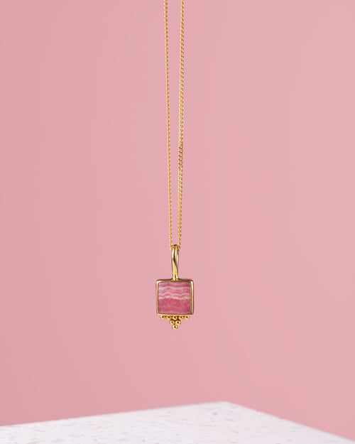 Gold Kette mit Rhodochrosit Stein - Handgemachter Schmuck aus Bali - Fair und umweltschonend handgefertigt - VERLAN Jewellery