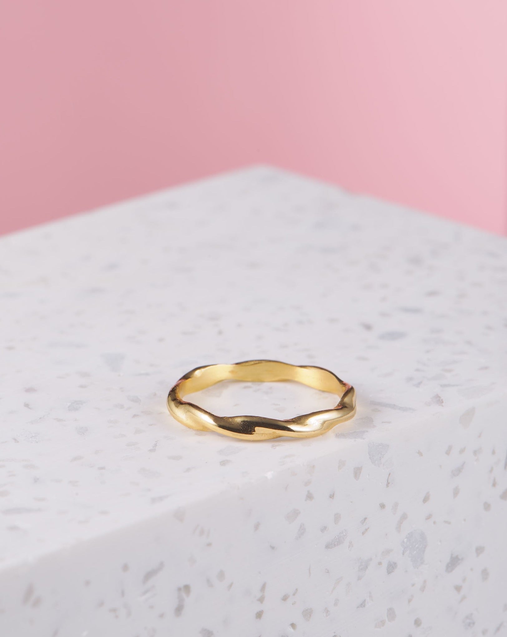 Eingedrehter goldener Ring | VERLAN Jewellery | handgemachter schmuck aus Bali | das perfekte Geschenk für Freundin finden