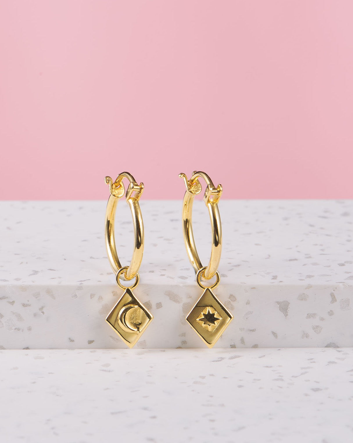 goldene Kreolen mit Mond Anhänger | Schmuck aus Bali | VERLAN Jewellery | das perfekte Geschenk für Freundin finden | nickelfreier Schmuck