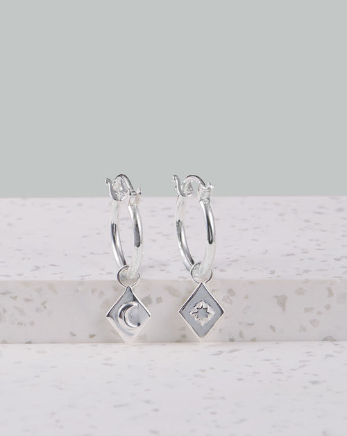 silber Kreolen mit Mond Anhänger | Schmuck aus Bali | VERLAN Jewellery | das perfekte Geschenk für Freundin finden | nickelfreier Schmuck