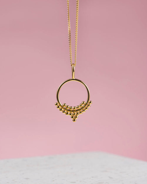 Goldene Kette mit Anhänger im Boho Look | Bali Schmuck | fair und umweltschonend | Handgemachten Schmuck online kaufen | Mandala Kette mit kleinen Perlen | VERLAN Jewellery | Sterling Silber 925 | 22 Karat Vergoldung