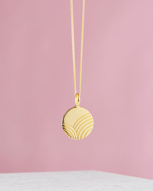 Handgemachte Rainbow Kette im Boho Look | 925 Silber & 5 Mikron Vergoldung | Fair und umweltschonend auf Bali handgefertigt | VERLAN Jewellery | Fahrfashion | Regenbogenkette | Plättchen Goldkette