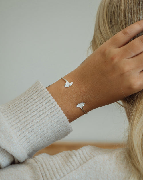 Handmade with love | VERLAN Jewellery | Fairfashion | Handgemachte Armreifen im Boho Look aus Bali | Fair und nachhaltig handgefertigter Schmuck | Bali Tales | Sterlingsilber | Travel Feelings | Silberschmuck | Ginkgo Bangle