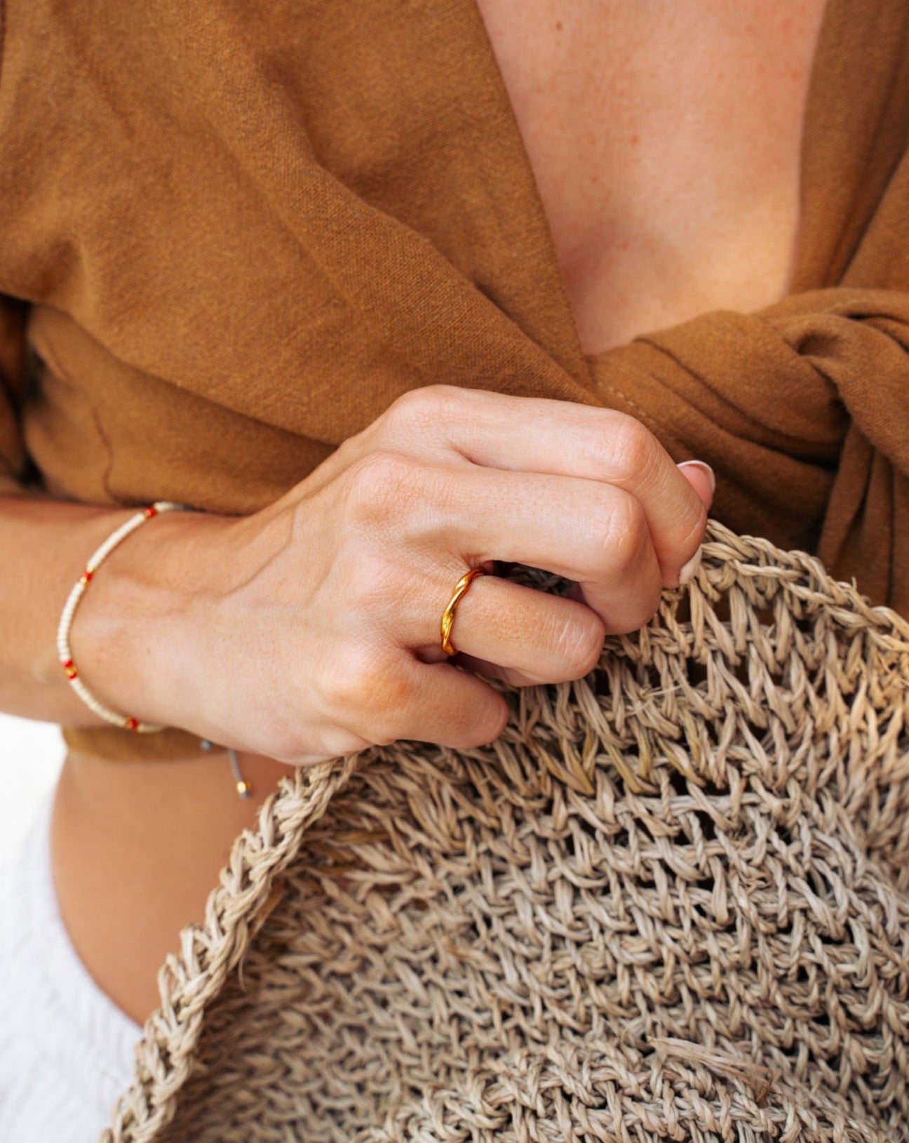 Eingedrehter goldener Ring | VERLAN Jewellery | handgemachter schmuck aus Bali | das perfekte Geschenk für Freundin finden 