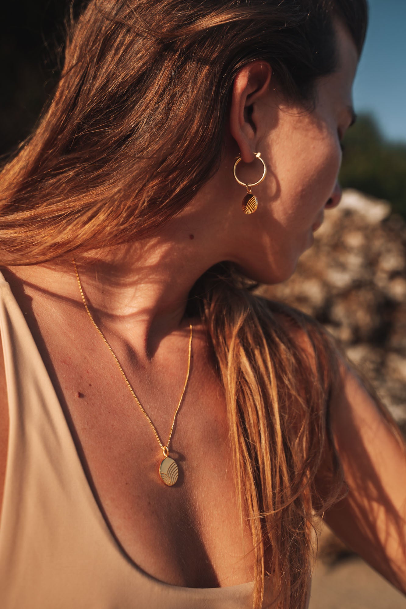 VERLAN Jewellery | handgemachter schmuck aus Bali | das perfekte Geschenk für Freundin finden | goldene Kette im Schmuckset | Regenbogen Anhänger Kette 