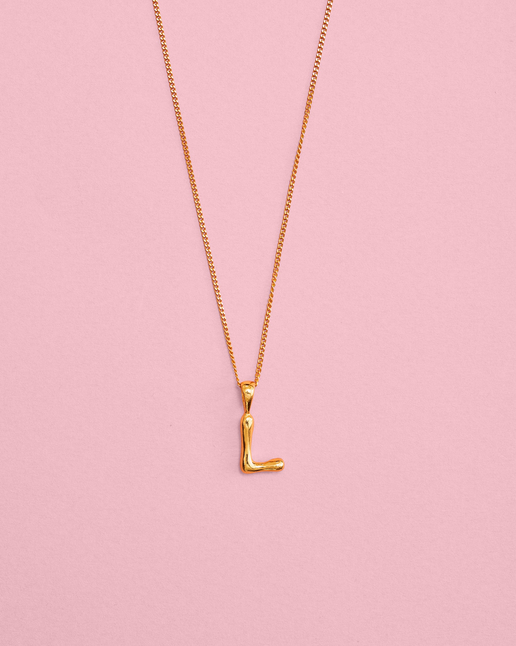 Bubble Buchstaben Kette mit L Initiale in gold. Ballon Buchstaben Anhänger an feiner Kette