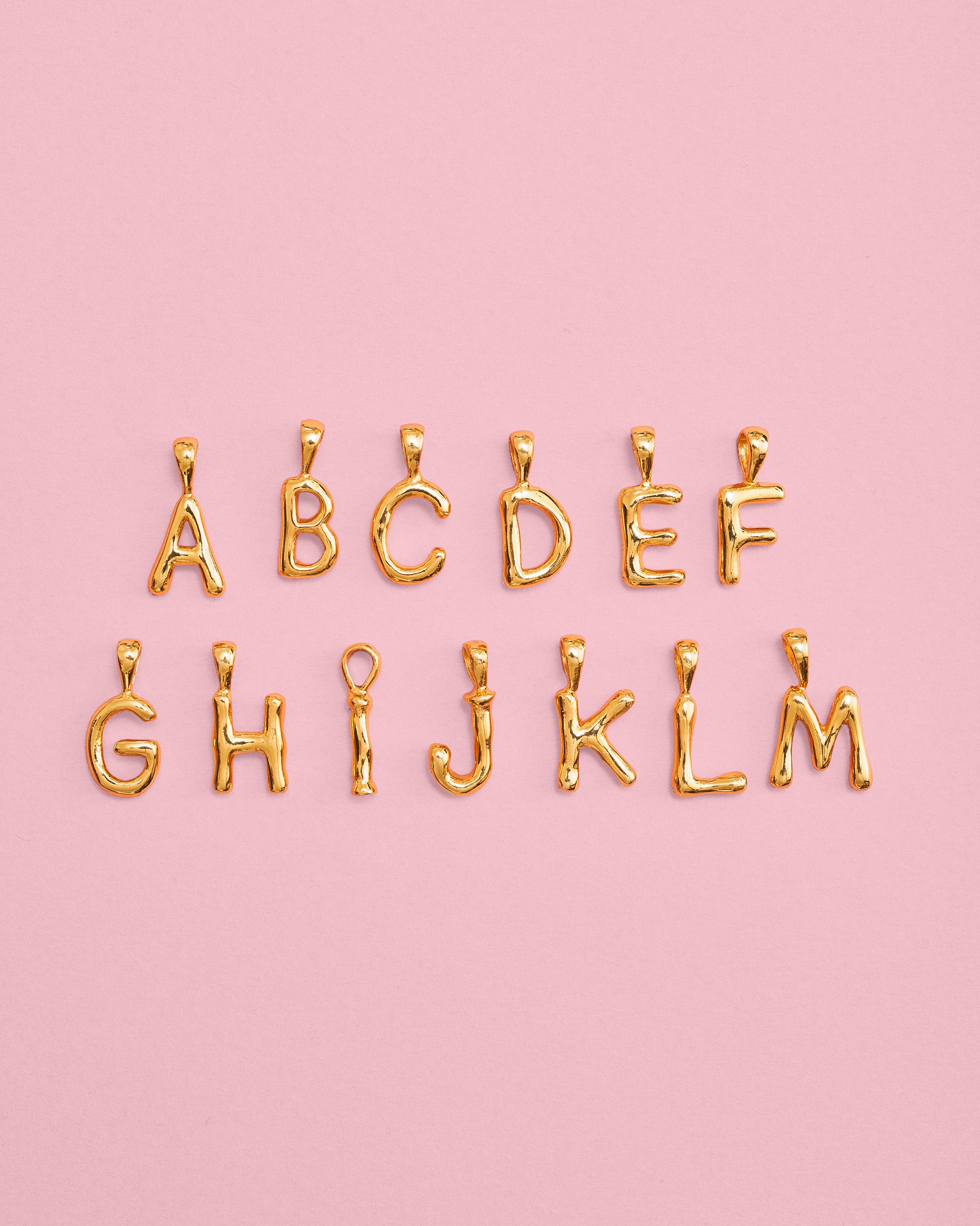 Bubble Buchstaben A bis M in gold. Anhänger aus dem ganzen Alphabet