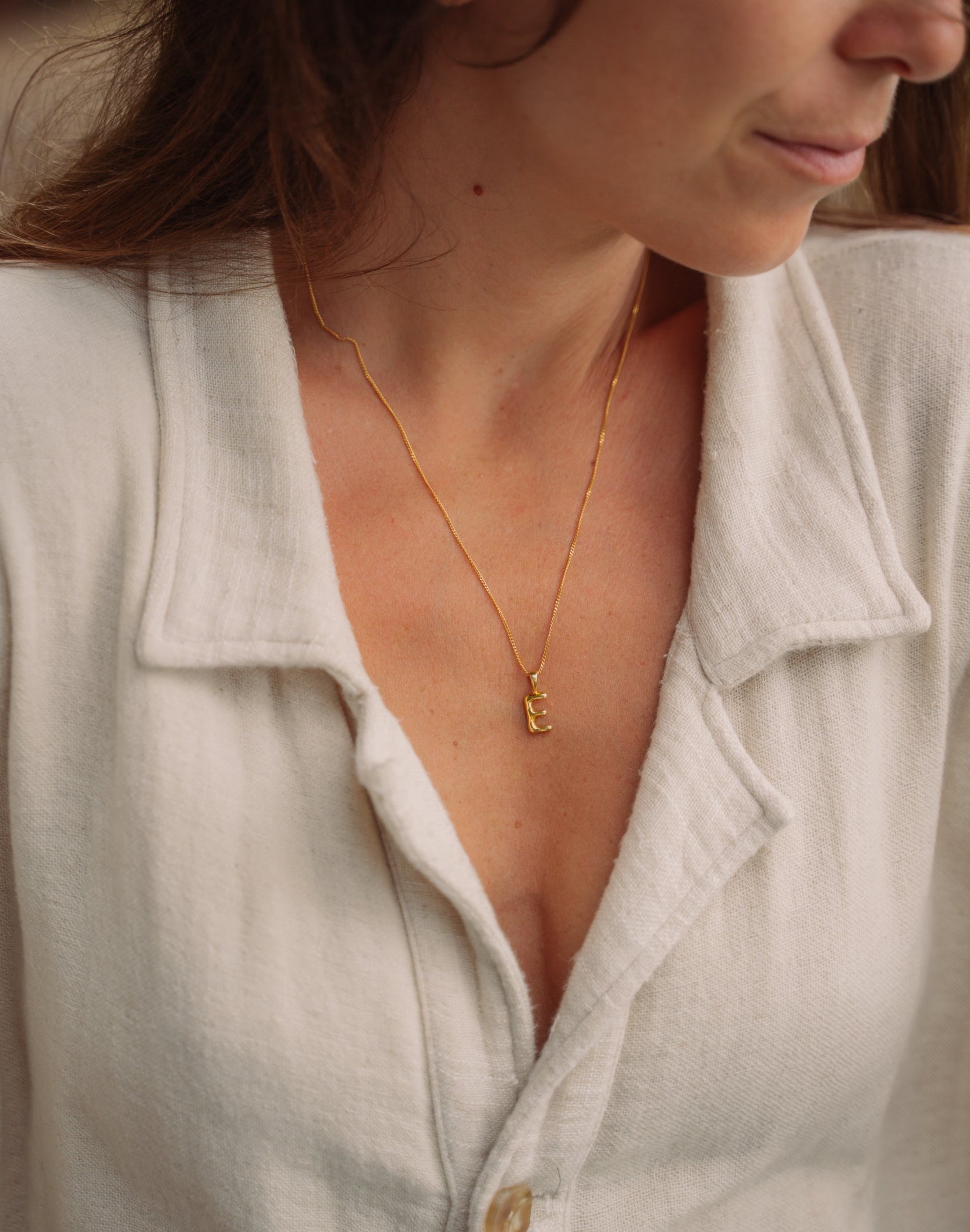 Bubble Buchstaben Kette mit E Initiale in gold. Ballon Buchstaben Anhänger an feiner Kette
