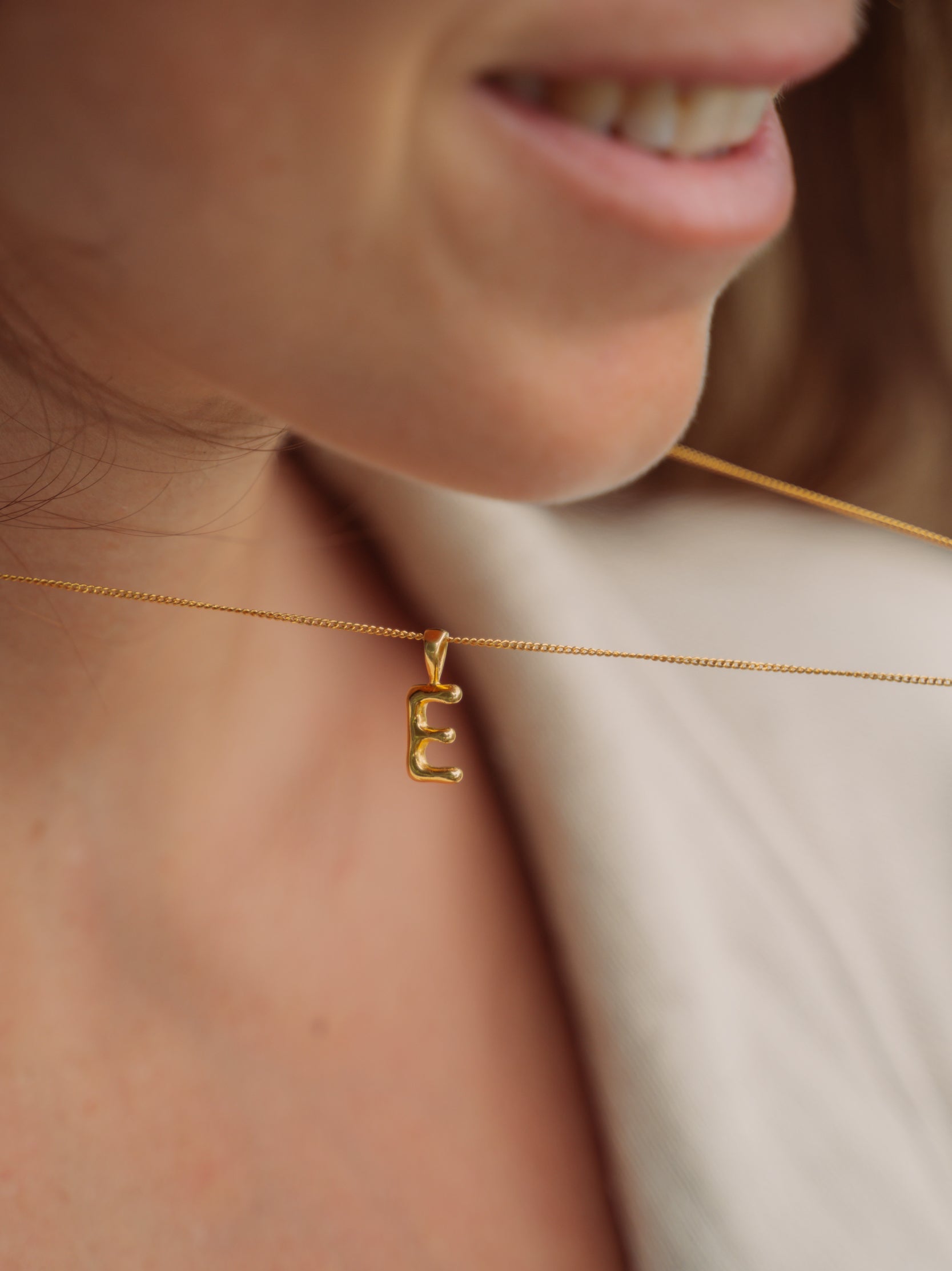 Bubble Buchstaben Kette mit E Initiale in gold. Ballon Buchstaben Anhänger an feiner Kette