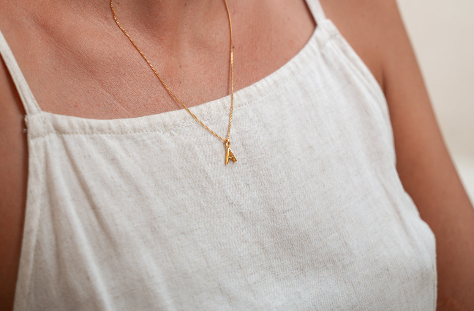 A Buchstaben Kette gold von VERLAN Jewelry - Bali Schmuck
Initialen Kette mit Buchstaben Anhänger in gold