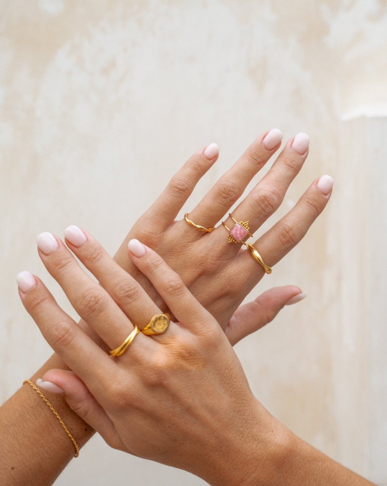 Eingedrehter goldener Ring | VERLAN Jewellery | handgemachter schmuck aus Bali | das perfekte Geschenk für Freundin finden