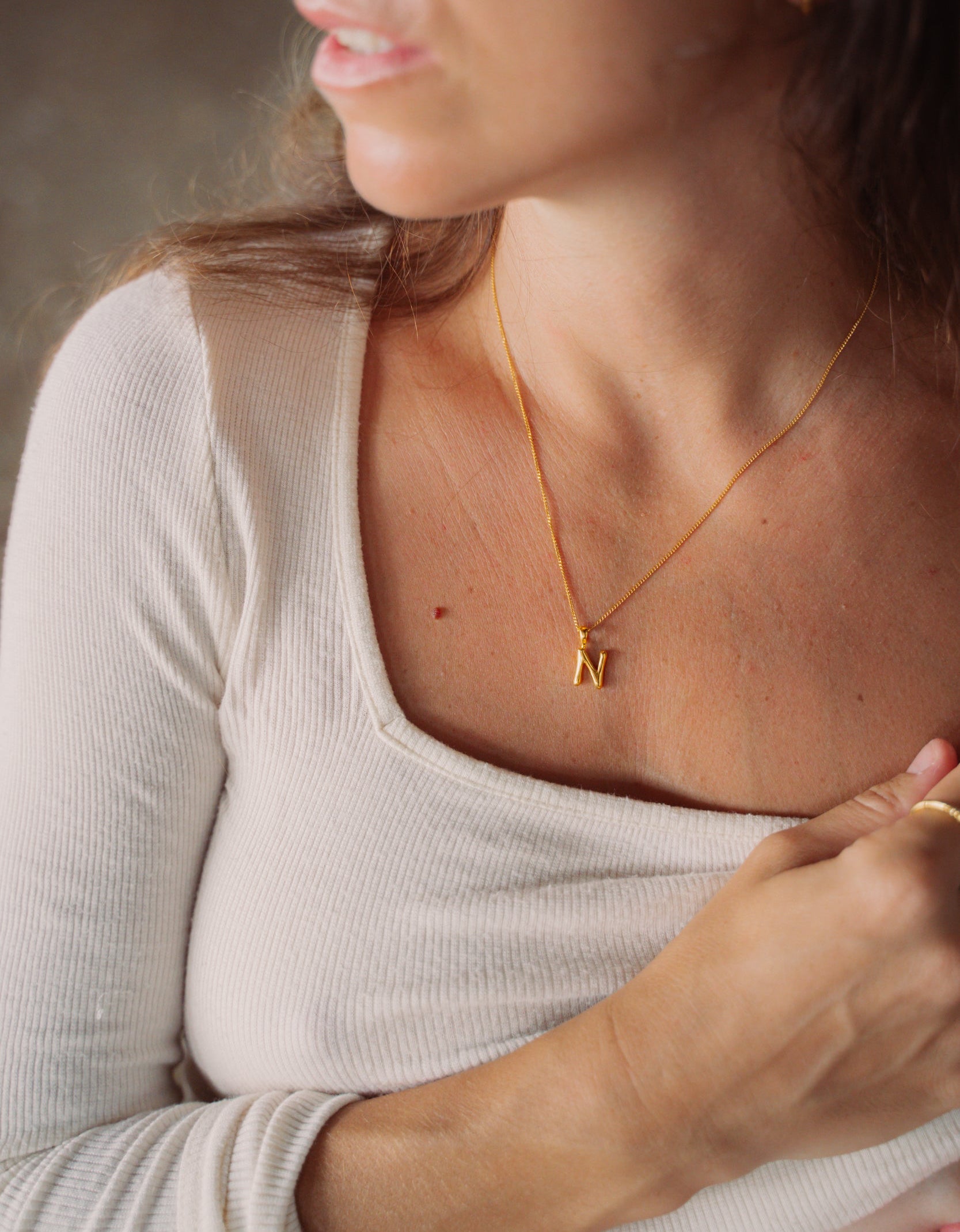Bubble Buchstaben Kette mit N Initiale in gold. Ballon Buchstaben Anhänger an feiner Kette