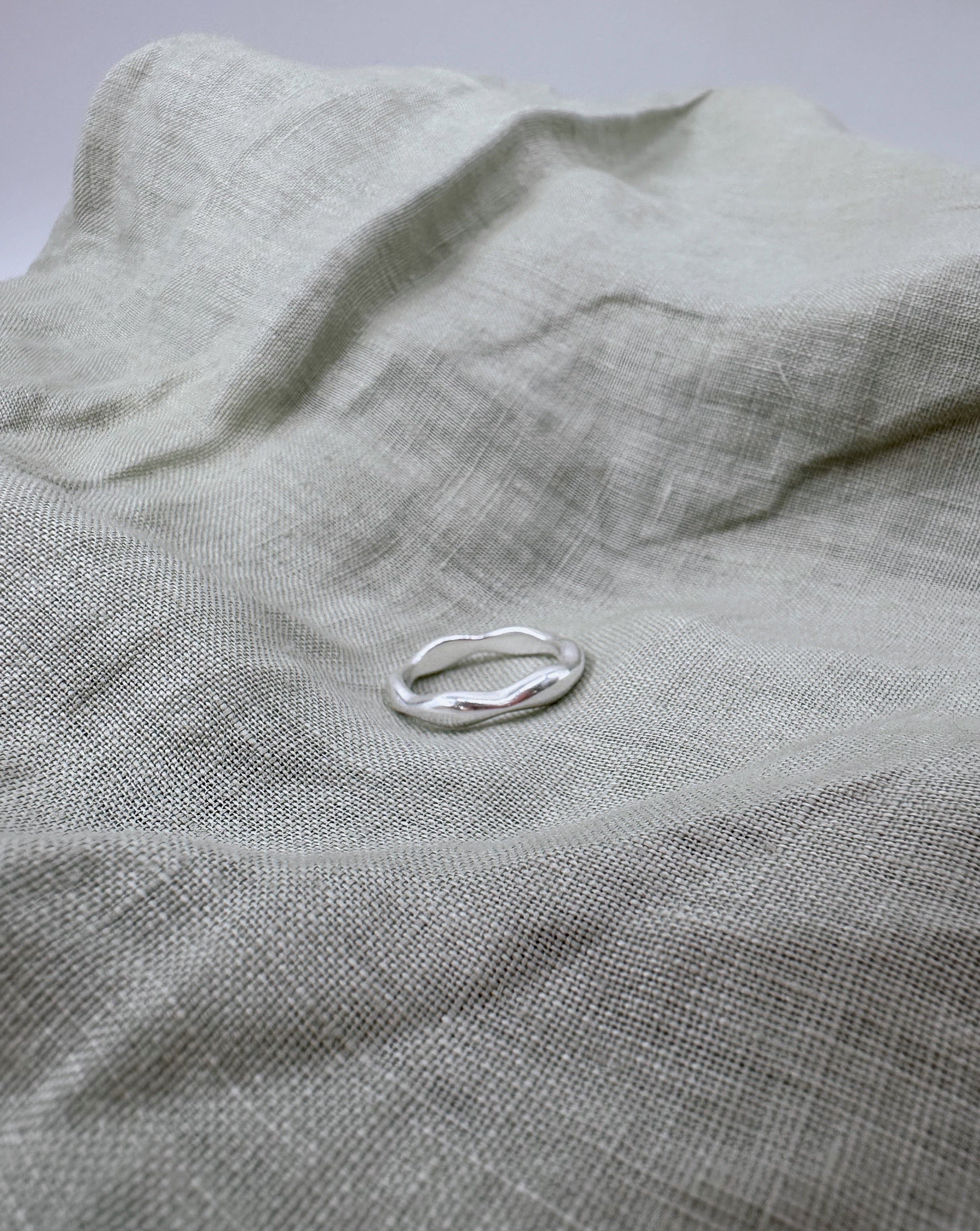 Asymetrischer Silber Ring | Wasserfester Schmuck | VERLAN Jewellery | handgemachter schmuck aus Bali | das perfekte Geschenk für Freundin finden