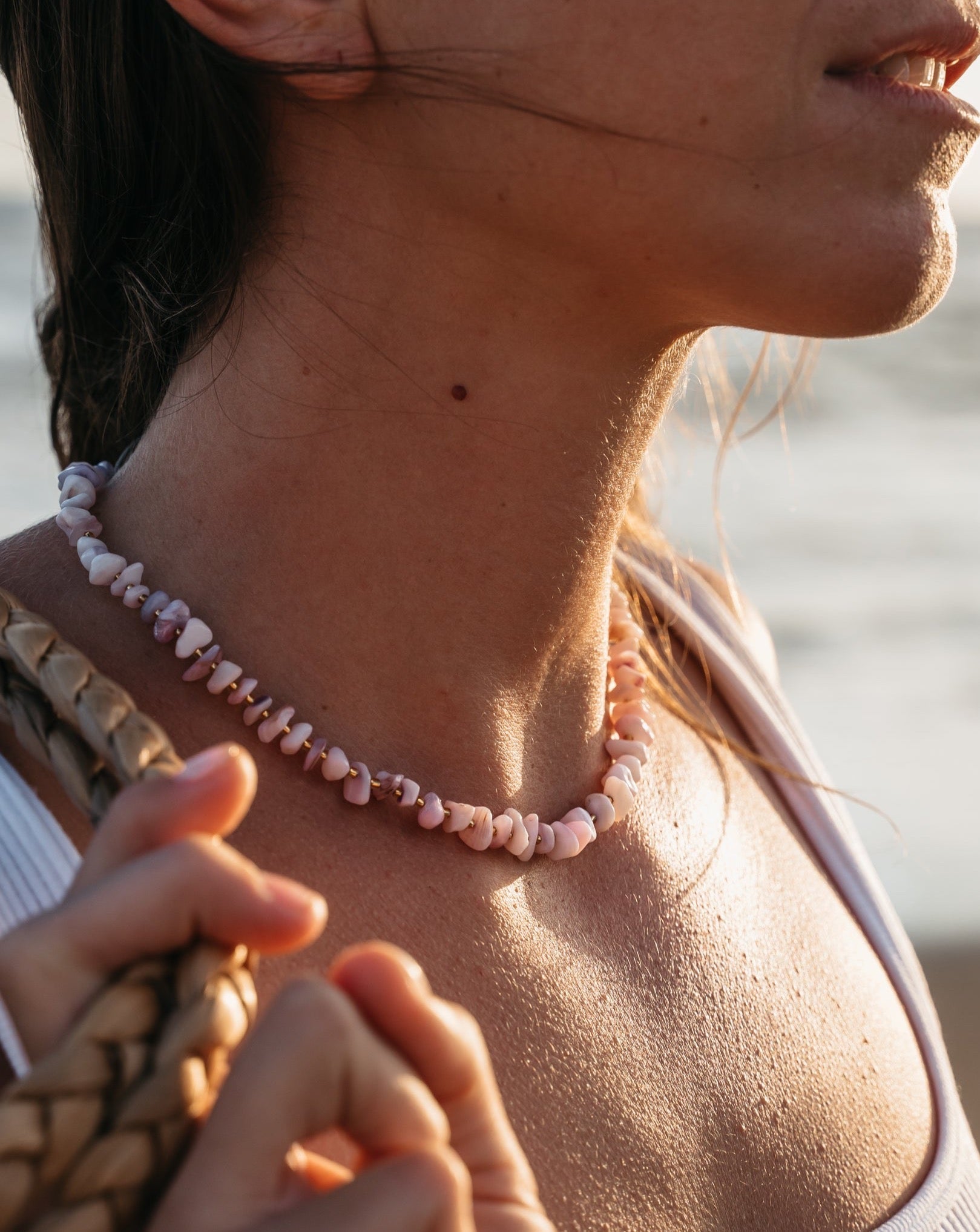 Choker mit Kunzit Steinen  Handgemachte Kette von VERLAN Jewellery | Flexibel verstellbar mit rosanen Steinen | Fair und umweltschonend handmade in Bali