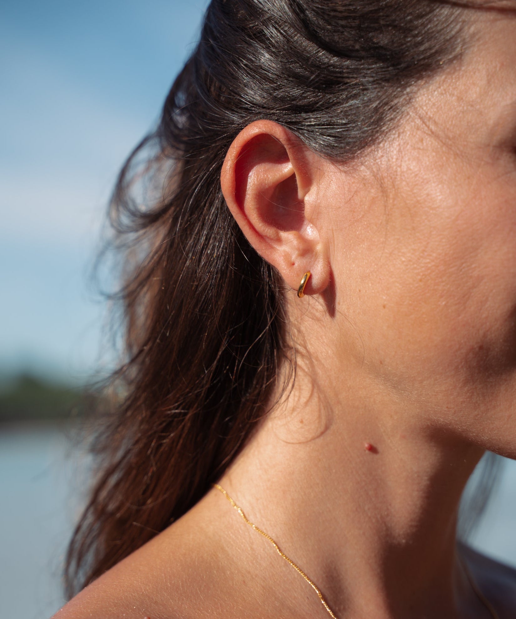 Mini Hoops in gold | goldene kleine Creolen | leichter Verschluss | Ohrringe aus Bali | VERLAN Jewellery