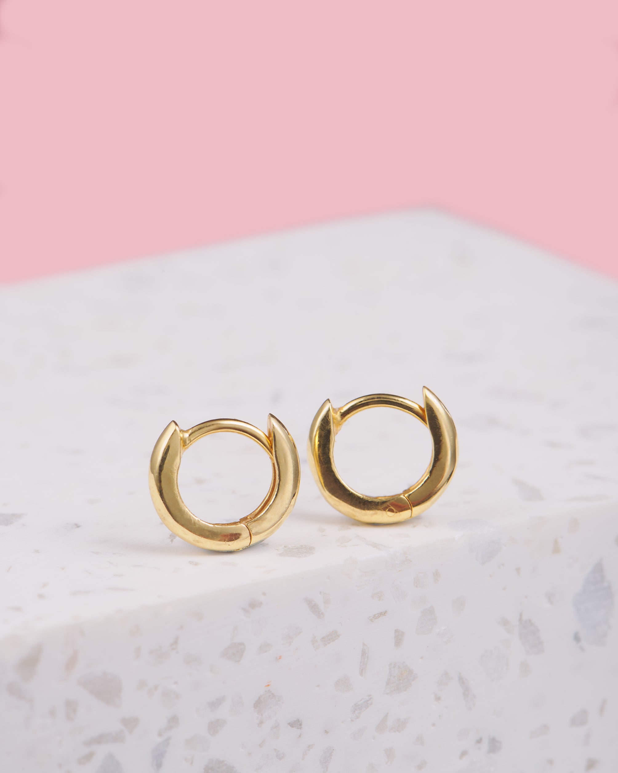 Mini Hoops in gold | goldene kleine Creolen | leichter Verschluss | Ohrringe aus Bali | VERLAN Jewellery