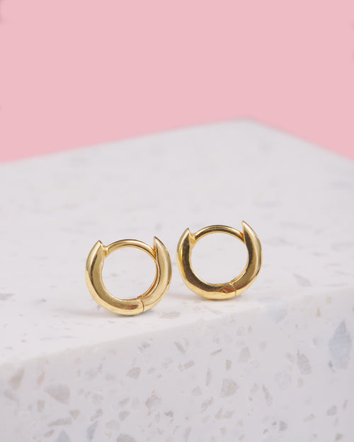 Mini Hoops in gold | goldene kleine Creolen | leichter Verschluss | Ohrringe aus Bali | VERLAN Jewellery