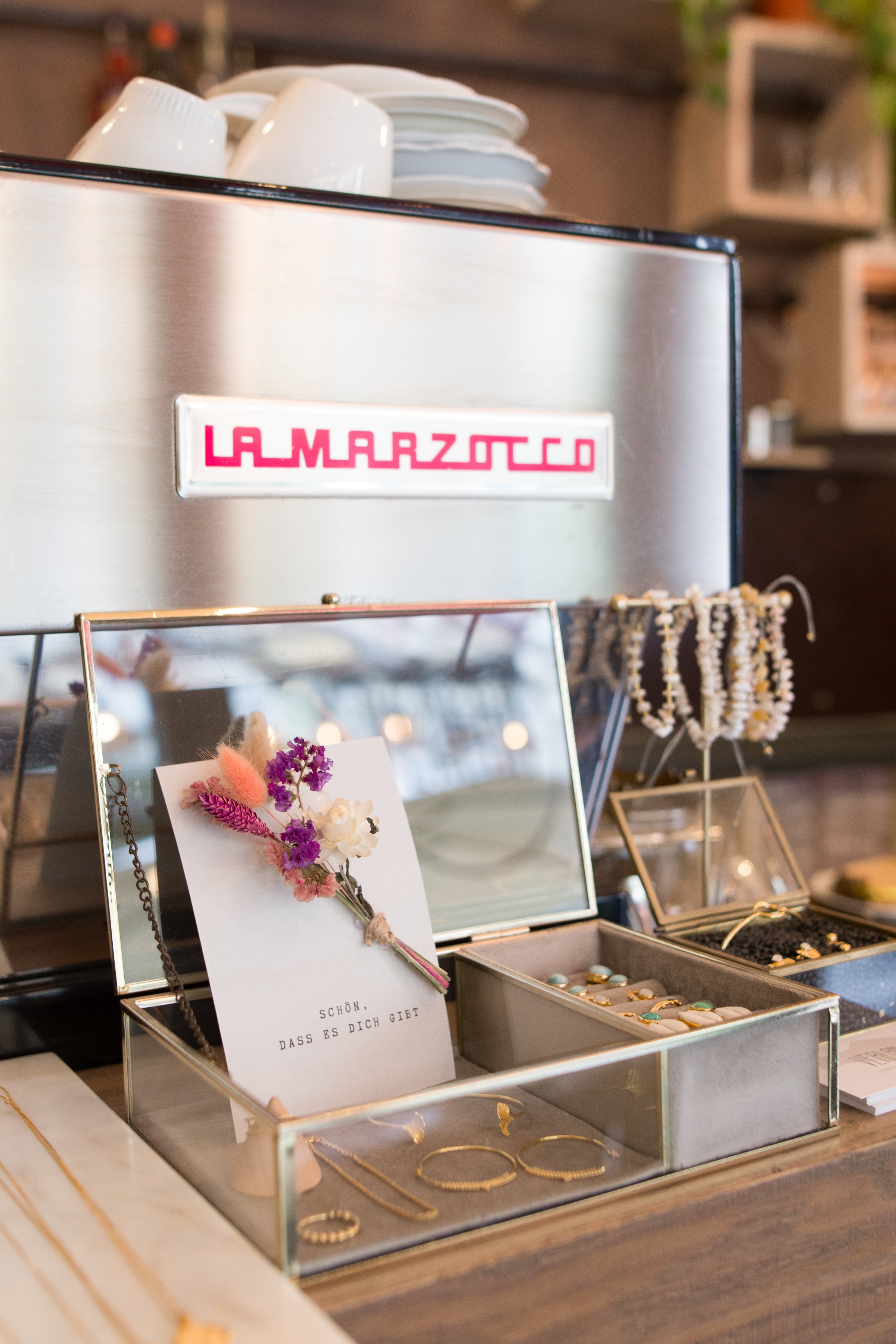 Veganes Cafe Hamburg Sternschanze mit Schmuck, veganem Essen und Kaffee & Glühwein