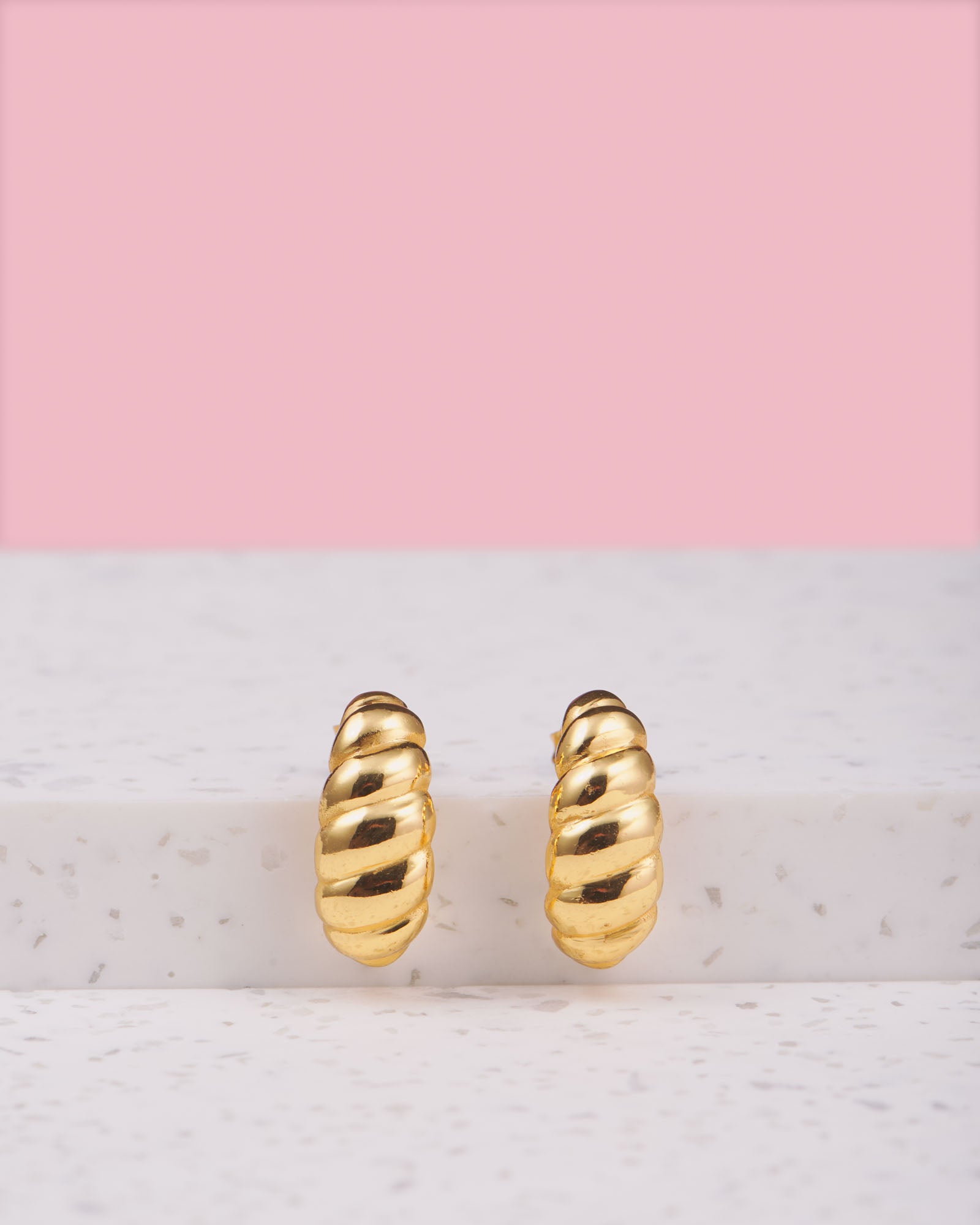 goldene Croissant Ohrstecker | Ohrstecker Hugs | Schmuck aus Bali | VERLAN Jewellery | das perfekte Geschenk für Freundin finden