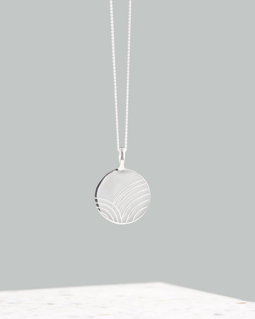 Handgemachte Rainbow Kette im Boho Look | 925 Silber & 5 Mikron Vergoldung | Fair und umweltschonend auf Bali handgefertigt | VERLAN Jewellery | Fahrfashion | Regenbogenkette | Plättchen Silberkette