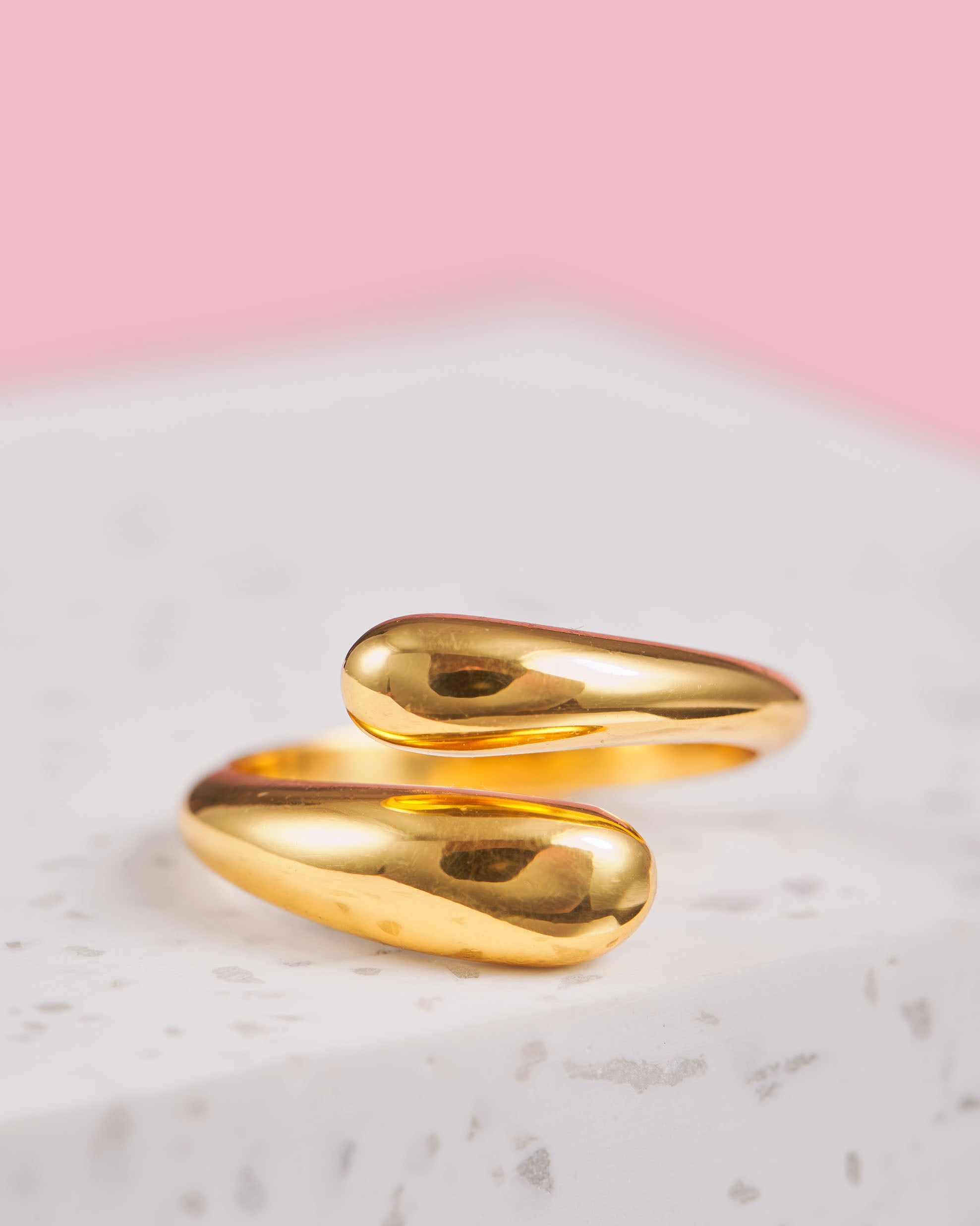 goldener Tropfen Ring in verstellbarer Größe. anpassbar an unterschiedliche Finger. Drop Ring als Statement Ring