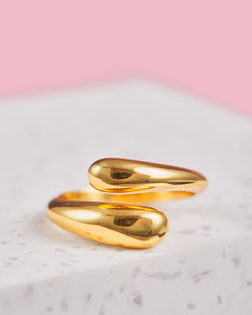 goldener Tropfen Ring in verstellbarer Größe. anpassbar an unterschiedliche Finger. Drop Ring als Statement Ring