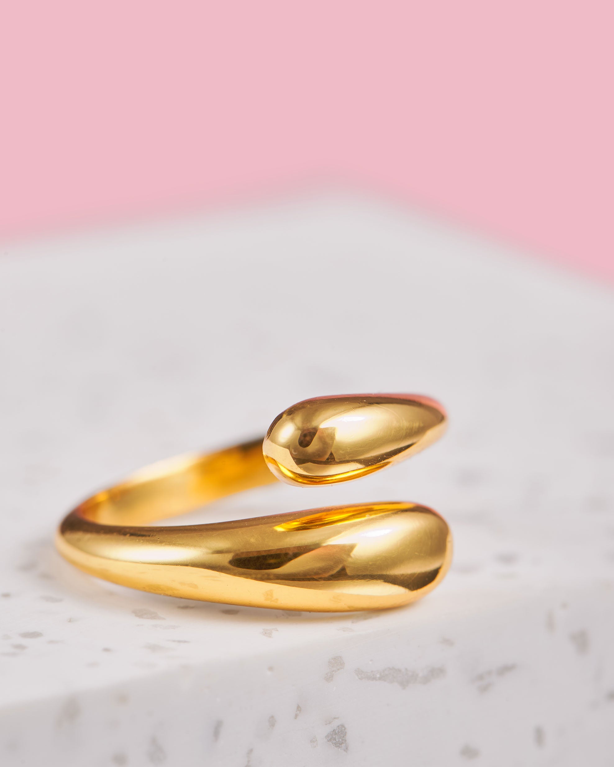 goldener Tropfen Ring in verstellbarer Größe. anpassbar an unterschiedliche Finger. Drop Ring als Statement Ring