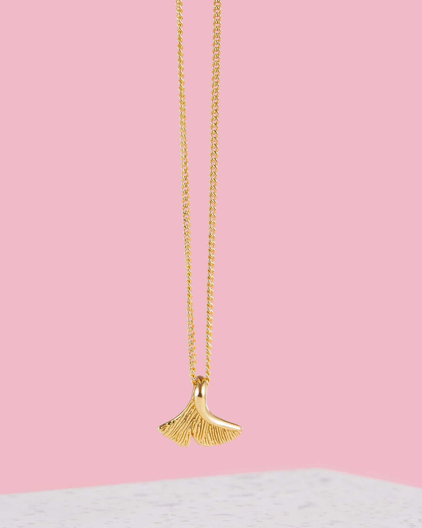 Ginkgo Kette gold | Kette mit Ginkgo Blatt | VERLAN Jewellery | Handgemachter Schmuck aus Bali | kreatives Geschenk für Freundin