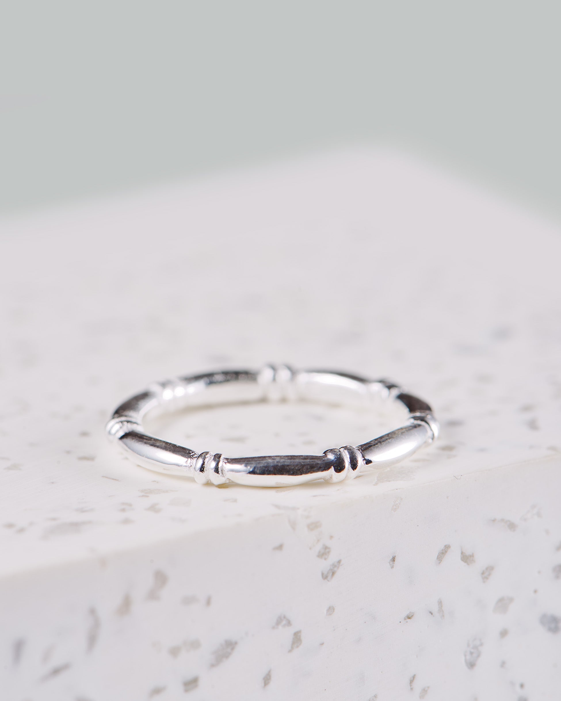 Klassischer Silberring mit wunderschönen Details. Waserfester Schmuck aus Bali von VERLAN Jewellery