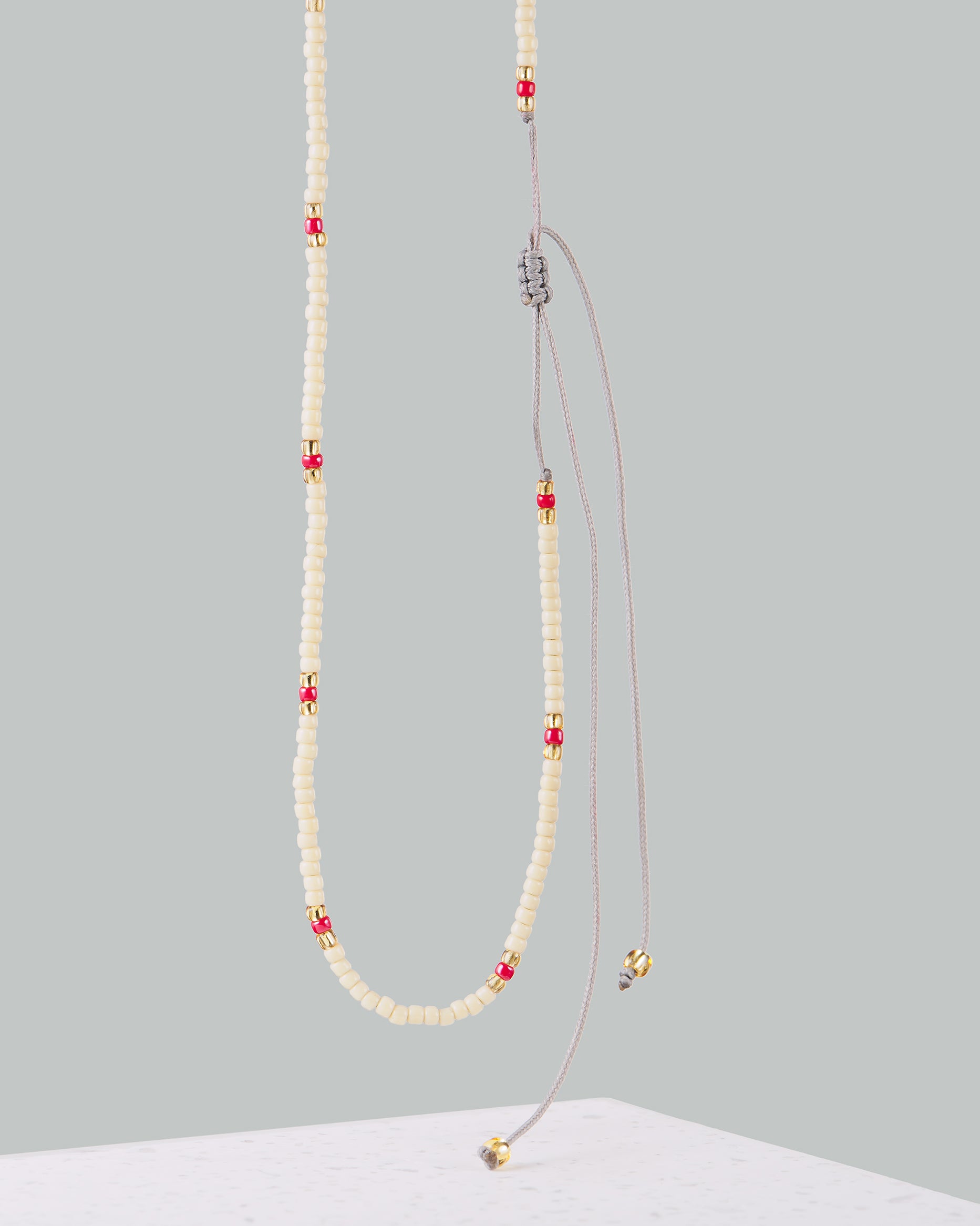 Schlichter Choker| Handgemachte Kette von VERLAN Jewellery | Flexibel verstellbar mit roten Perlen | Fair und umweltschonend handmade in Bali