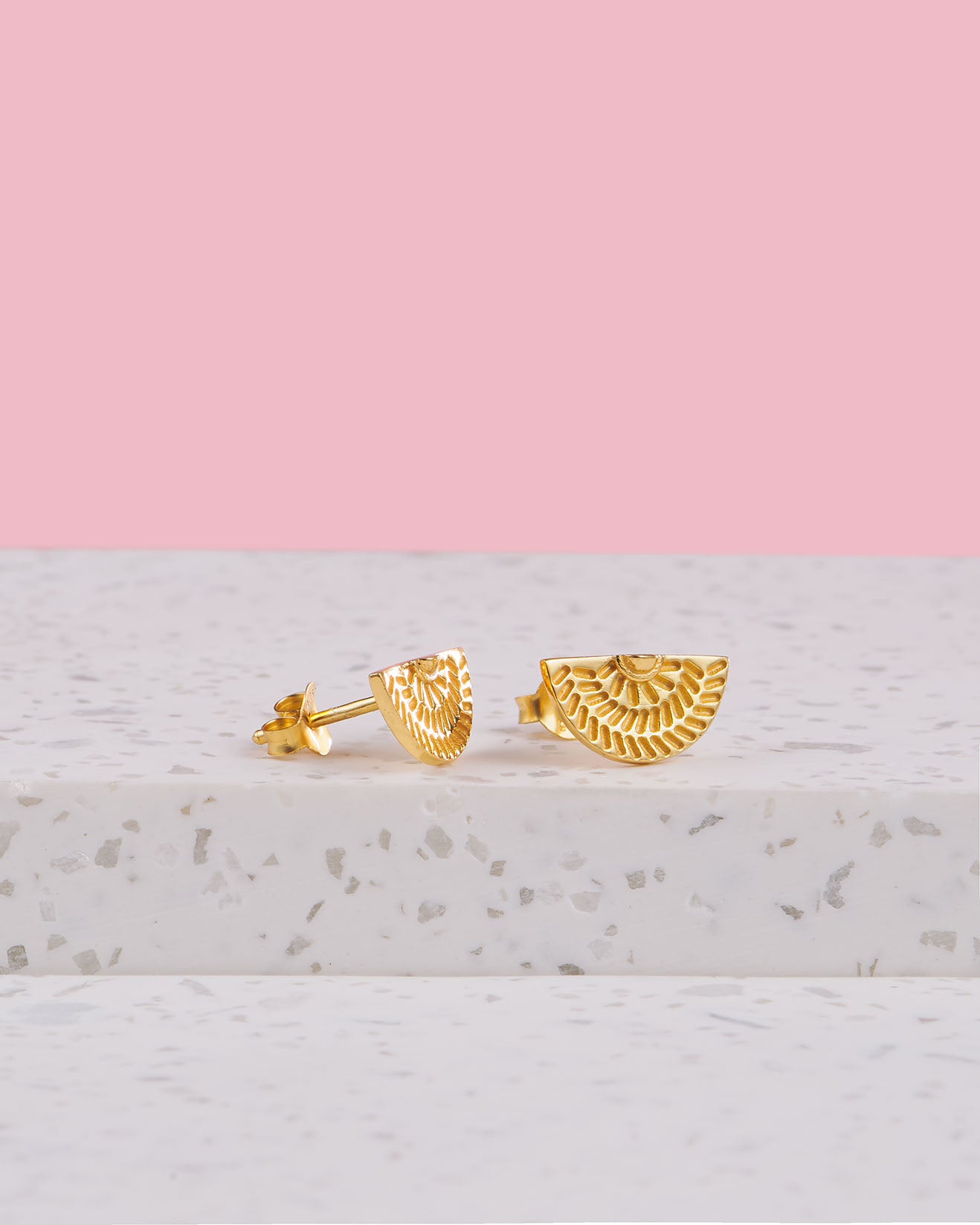 Handgemachte Ohrringe aus Bali | Geschenk mit Bedeutung für Freundin | Goldene Ohrstecker
