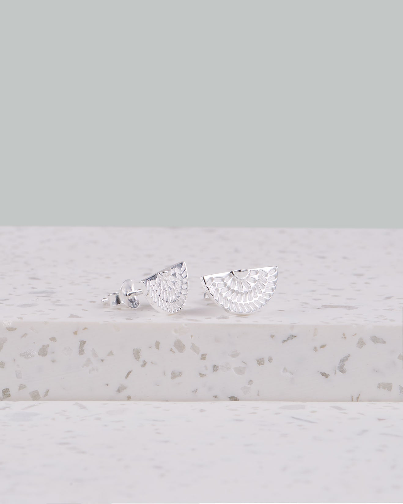Handgemachte Ohrringe aus Bali | Geschenk mit Bedeutung für Freundin | Ohrstecker aus Silber | Wasserfester Schmuck von VERLAN Jewellery