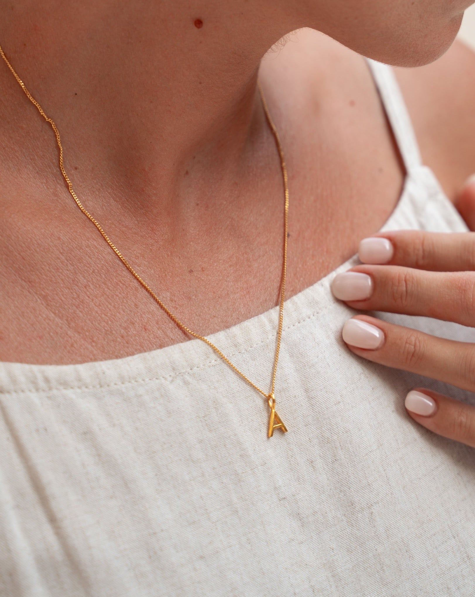 A Kette mit Buchstaben Anhänger an Model von VERLAN Jewelry. Goldene Initialen Kette mit A Buchstaben.
Bali Schmuck zum Online kaufen 