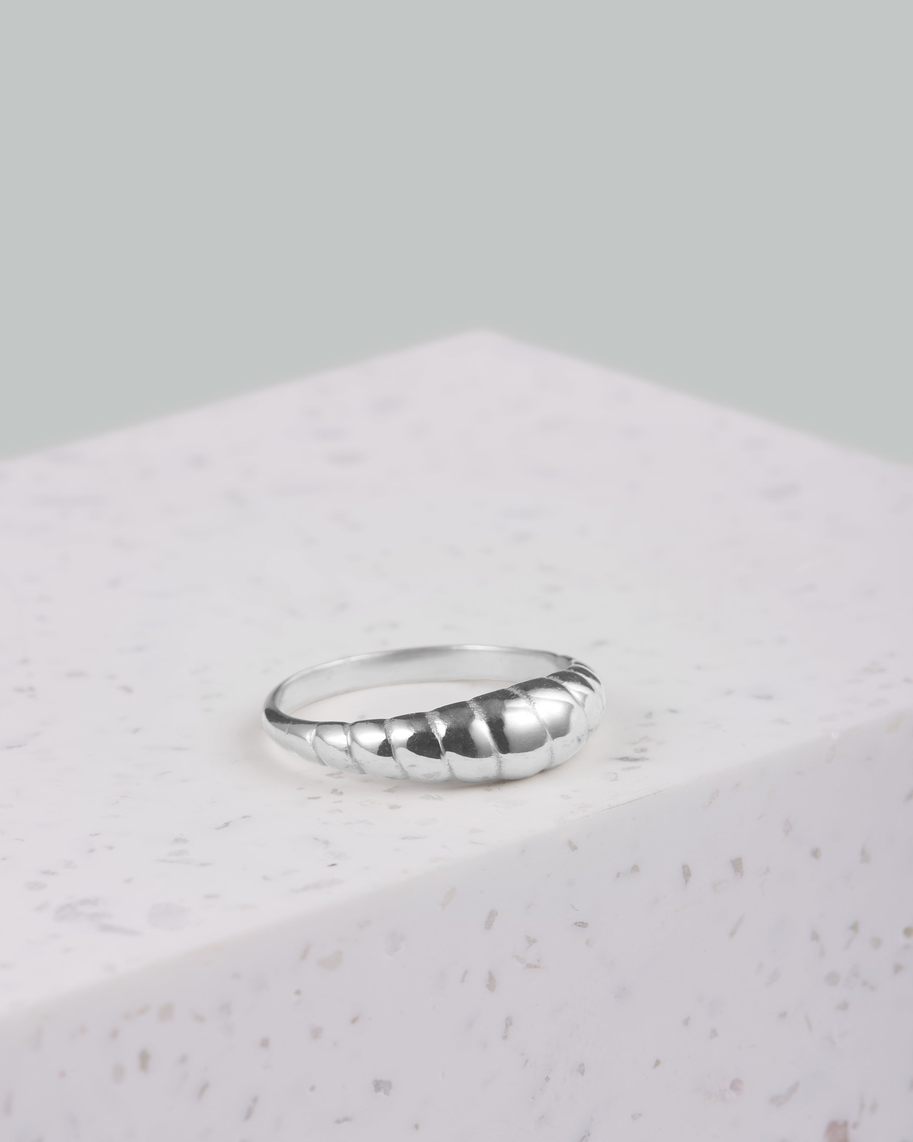 
Silberner Croissant Ring | Wasserfester Schmuck aus Bali | VERLAN Jewellery | Ringgrößeheraus finden