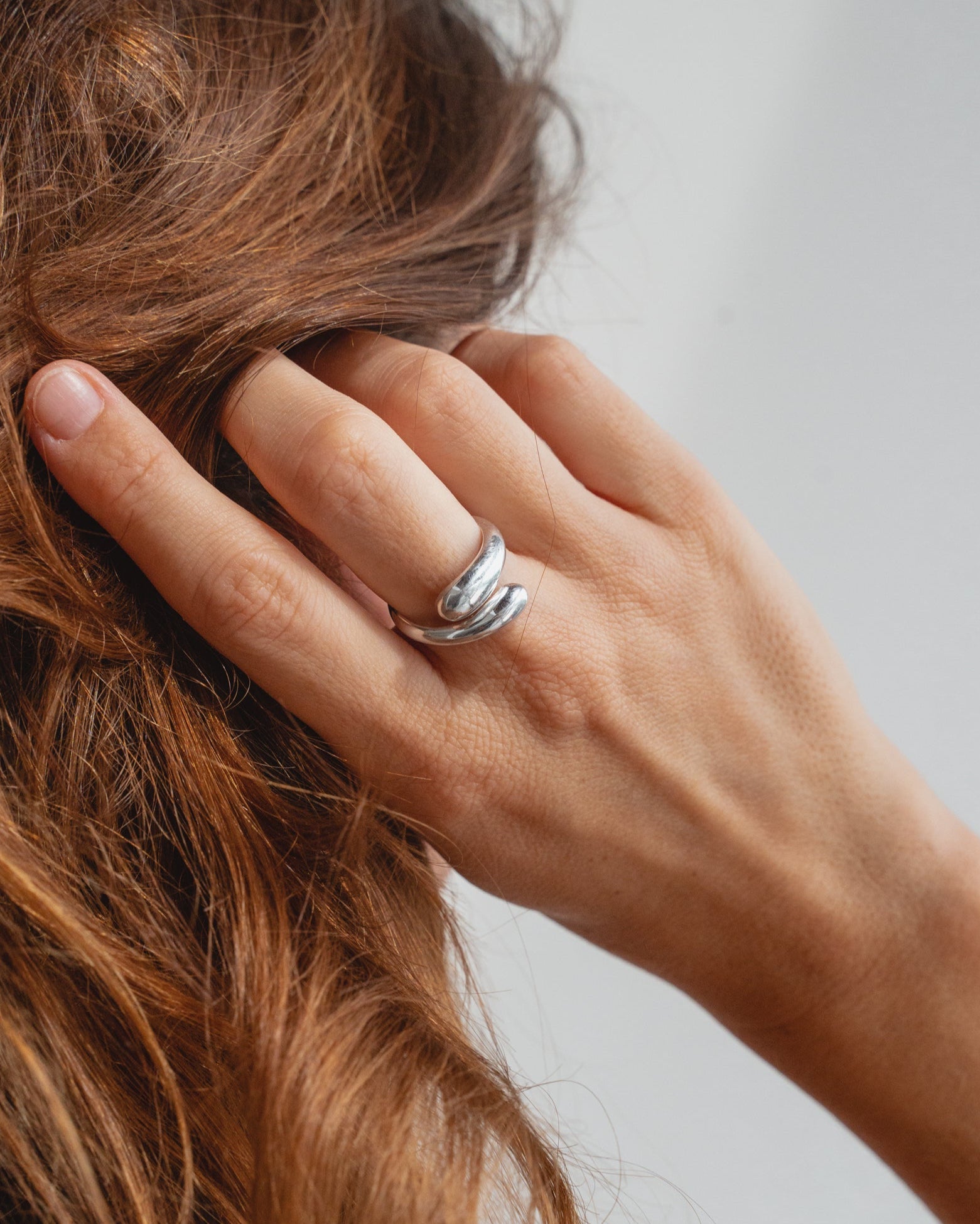 Verstellbarer Silber Ring von VERLAN Jewellery in Schlangenform. Der Tropfen Ring lässt sich in der Größe verstellen. So ist es ein Ring für den Mittelfinger und auch ein Ring für den Zeigefinger.