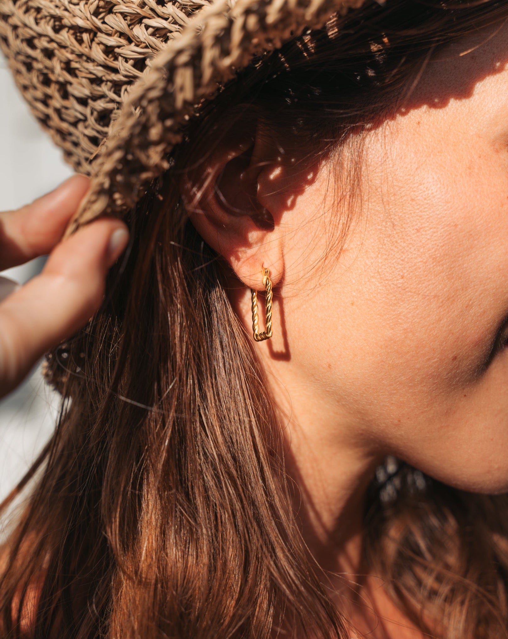 eingedrehte Ohringe | SMALL TEPI Ohrringe | Goldene Kreolen | Handgemachter Schmuck aus Bali / VERLAN Jewellery