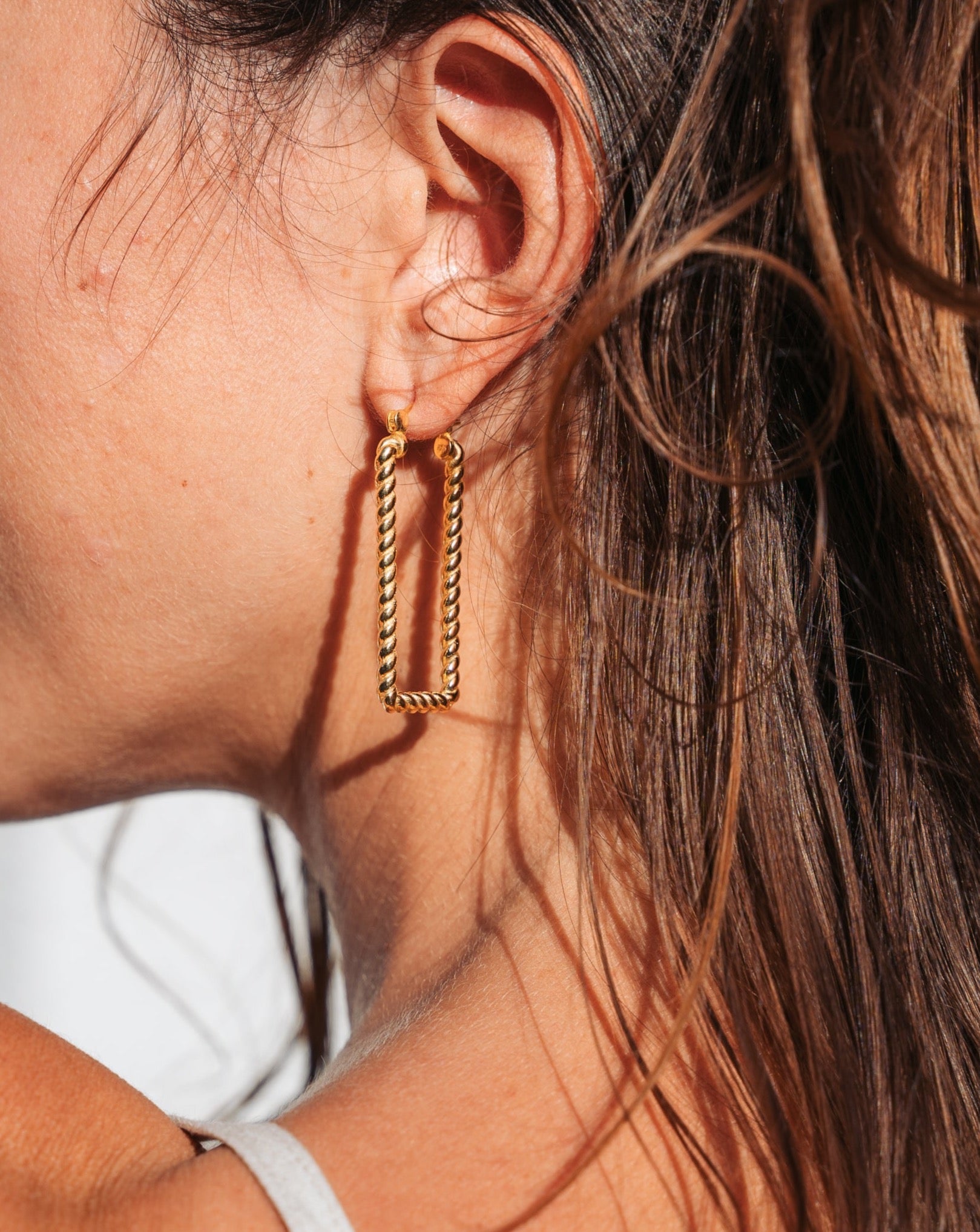 Große goldene Ohrringe | Eckige Creolen | Eingedrehte Ohrringe | Handgemachter Schmuck aus Bali | Fair und umweltschonend | VERLAN Jewellery
