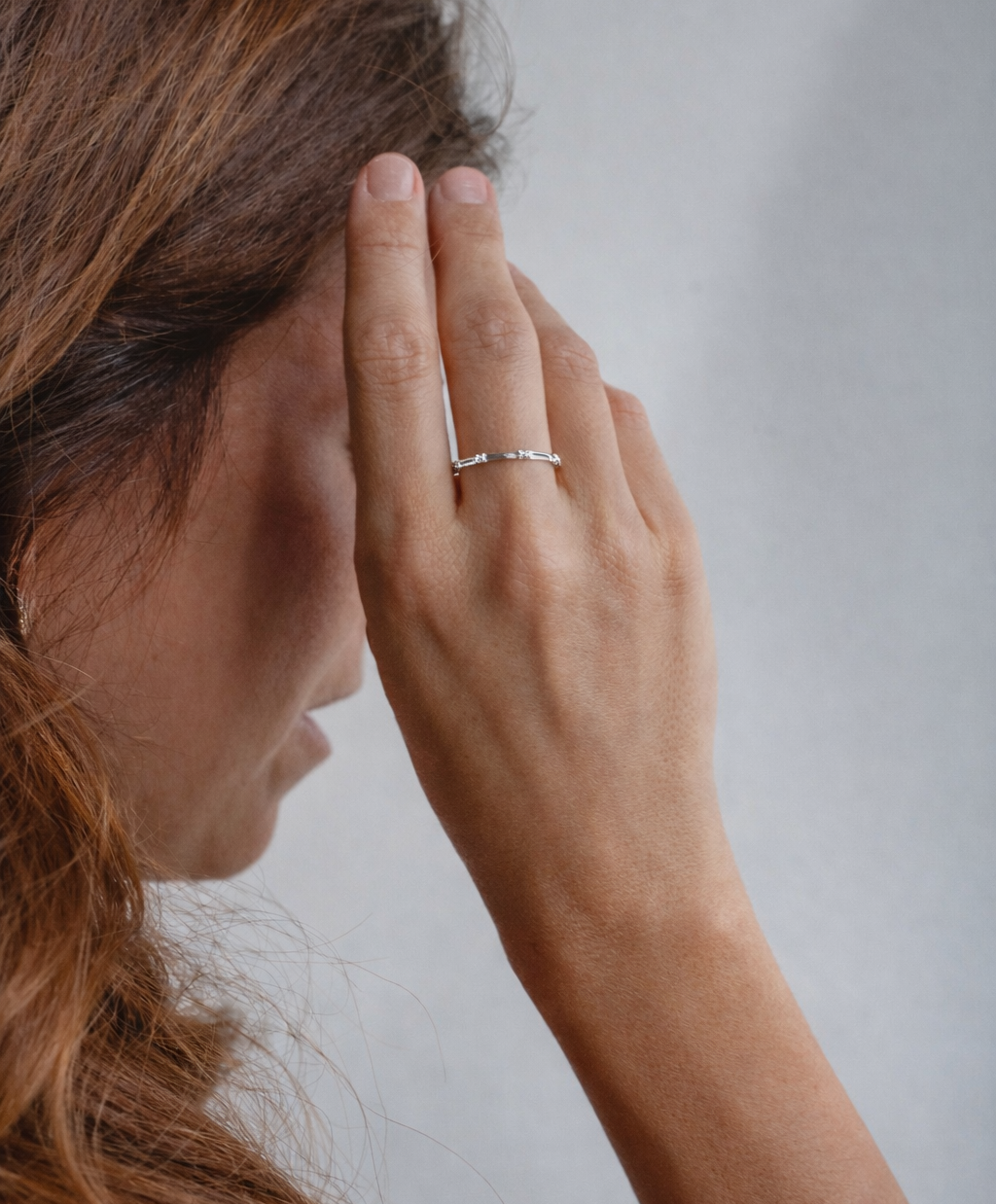 Model mit silbernem HATI Ring am Mittelfinger von VERLAN Jewellery. Wasserfester Schmuck aus Bali