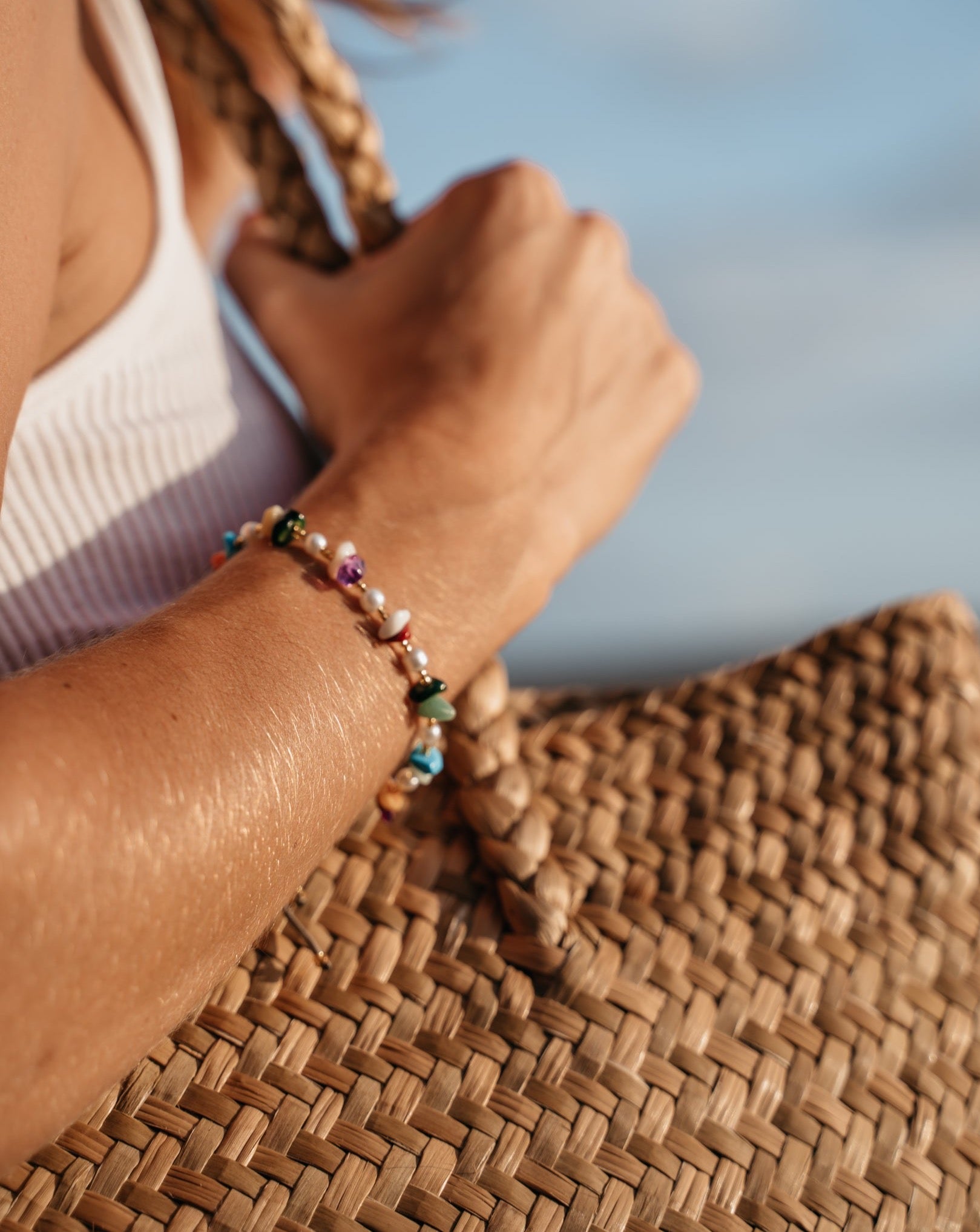 Buntes Armband | Handgemachtes Armband von VERLAN Jewellery | Flexibel verstellbar mit bunten Steinen | Fair und umweltschonend handmade in Bali