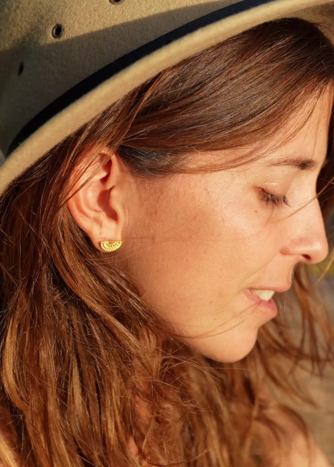 Handgemachte Ohrringe aus Bali | Geschenk mit Bedeutung für Freundin | Goldene Ohrstecker